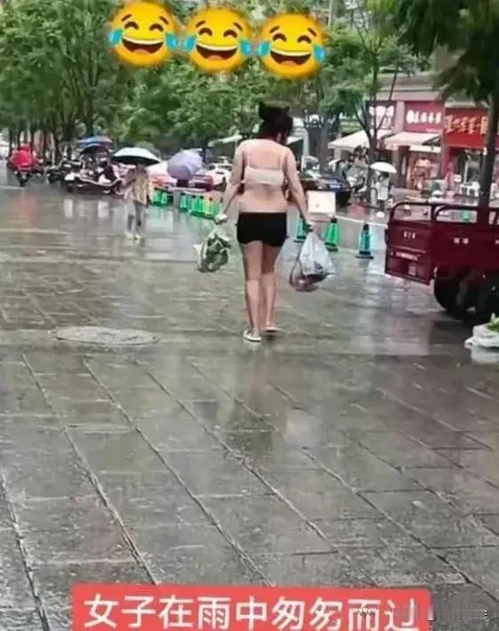 酷暑难耐的夏季已来到，提醒外出的姐妹们：既要穿好内衣，也不能忘记穿外套！
我们老