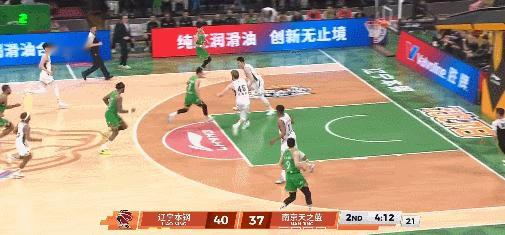 辽宁男篮vs同曦男篮 赵继伟给莫兰德和莱迪喂爽了，一人一个背传助攻。俩人在篮下的