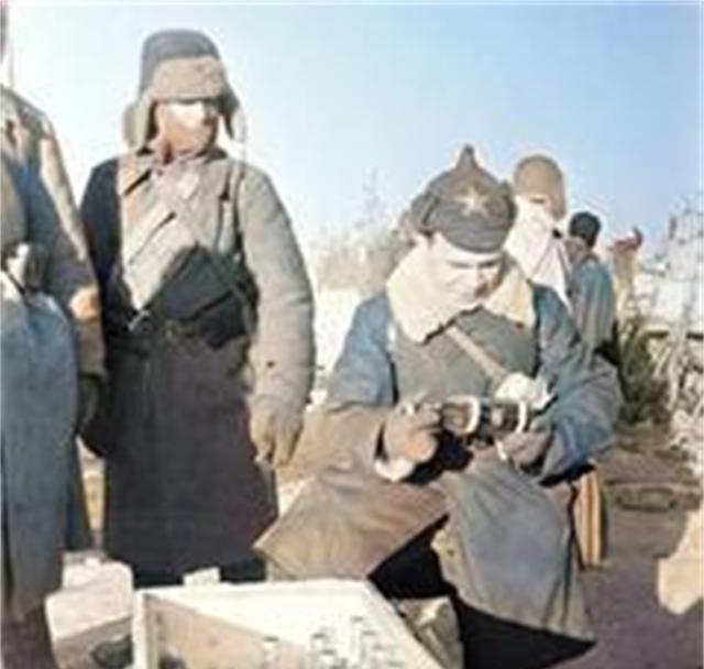 1939年12月，苏军在卡累利阿地峡发现了一批芬军留下的物资，打开一个木箱，看到