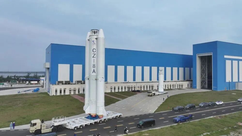 【 长八甲火箭成功实施转运】11月11日，由火箭院研制的长征八号甲运载火箭（以下