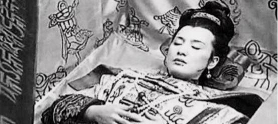 1972年，考古学家在内蒙古发现一座清朝古墓，他们将墓穴里的棺材打开后，所有人都