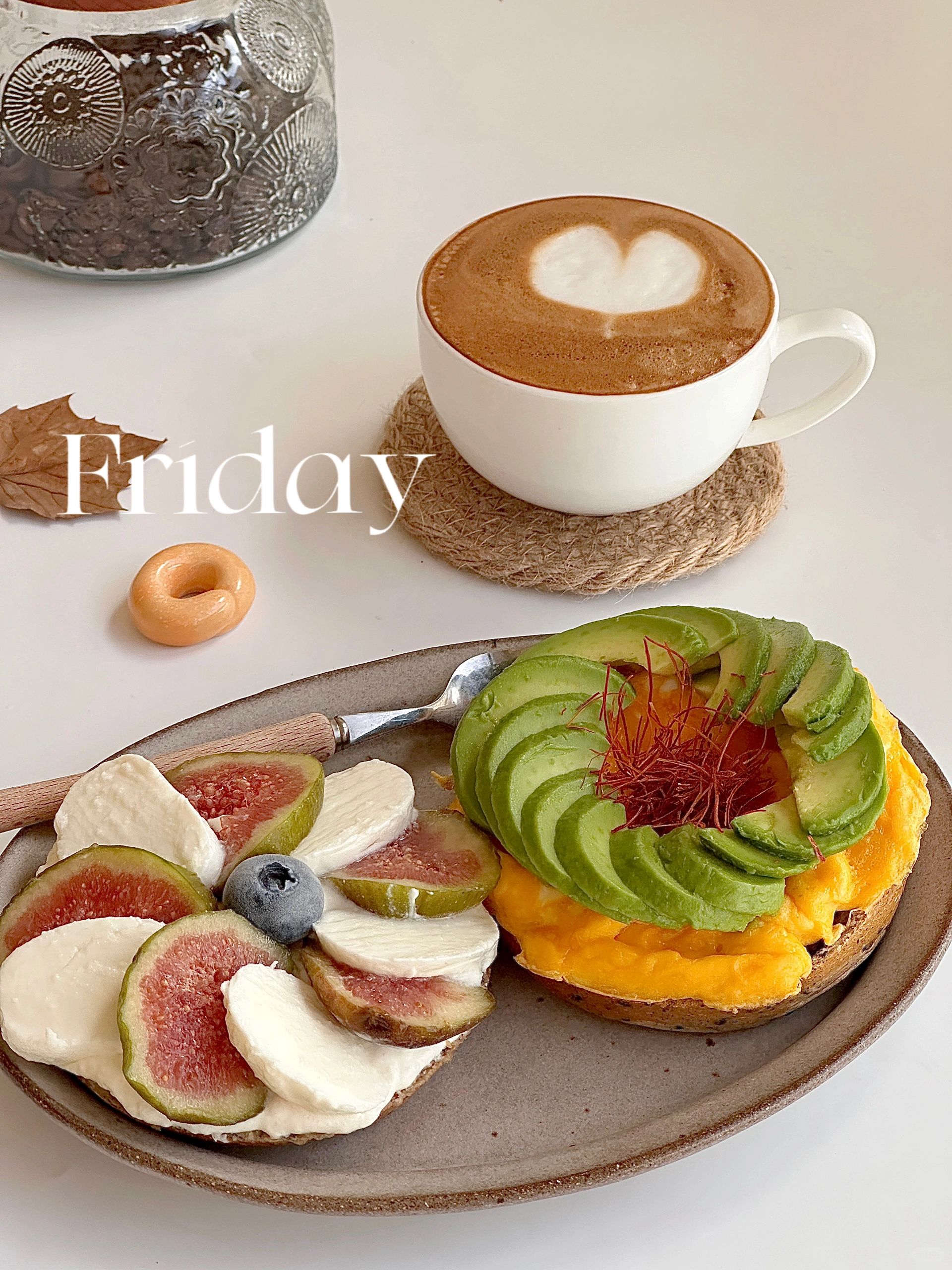 元气早餐｜无花果奶酪&牛油果滑蛋双拼贝果🥯