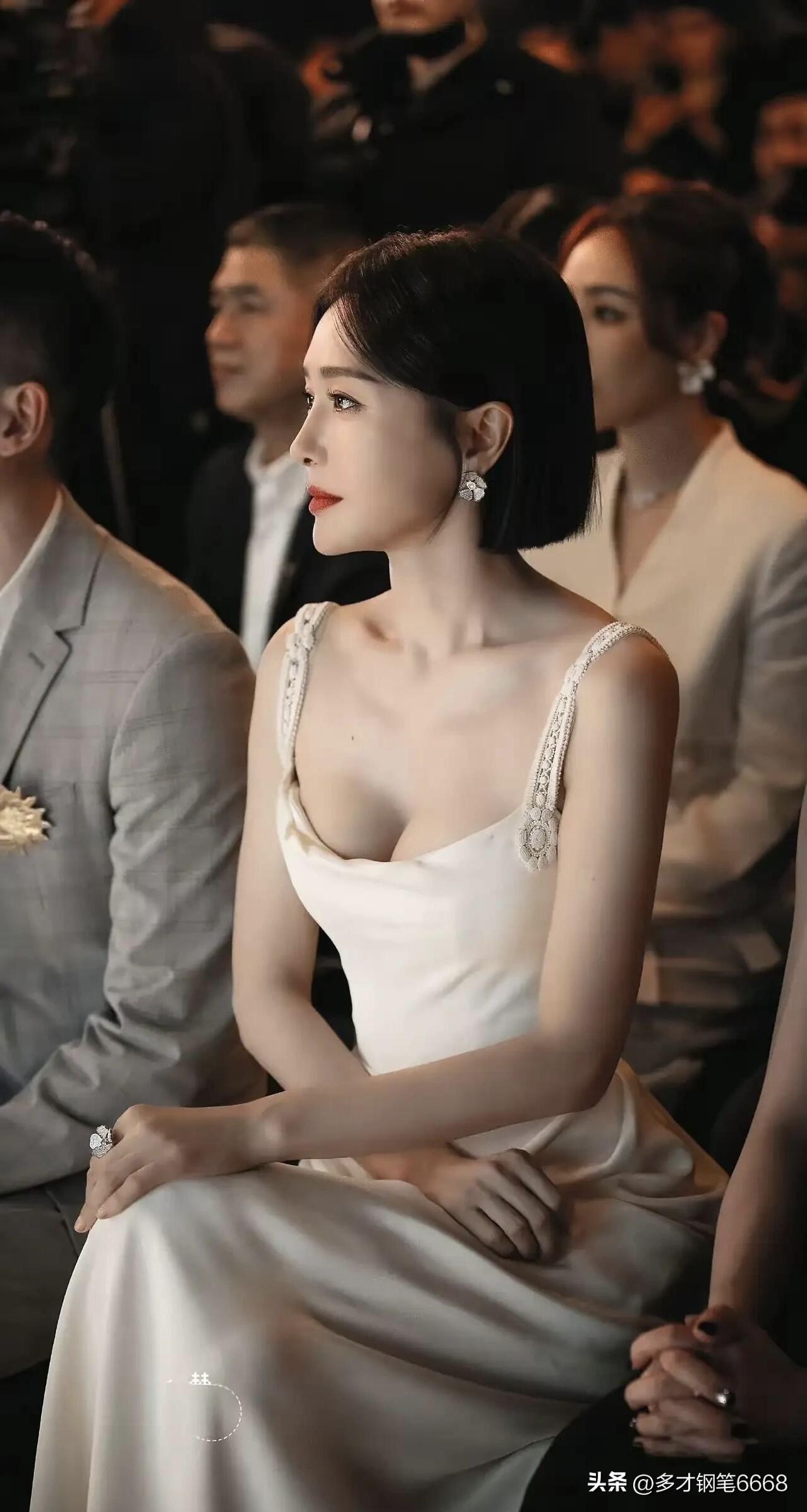 秦岚的颜值绝对是男人审美里的天花板，47岁要脸蛋有脸蛋，要身材有身材，没有臃肿，