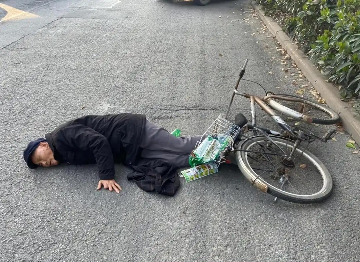 黑龙江富锦，73岁大爷在离医院800米左右的地方突然感到不舒服倒下，路人见状赶紧