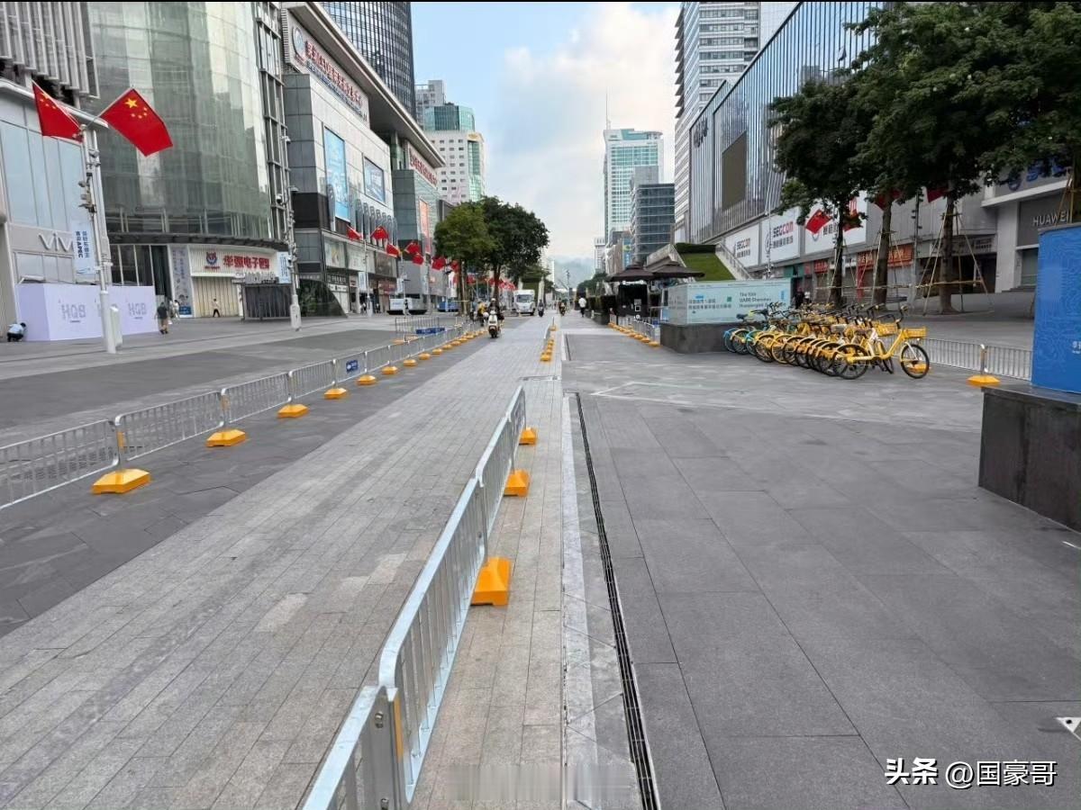 深圳华强北——曾经的中国电子第一街，如今已不复当年客商云集的繁华、喧嚣与热闹，冷