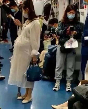 昨天上海9号线地铁上，一个孕妇站着五站无人让座，她突然蹲下众人以为要生了，谁知一