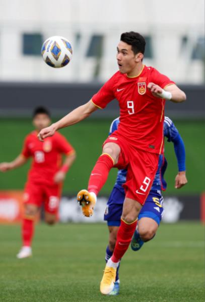 拜合拉木是赛后中国队中笑得最开心的球员，可是，你有没有注意到他和日本队员击掌时的