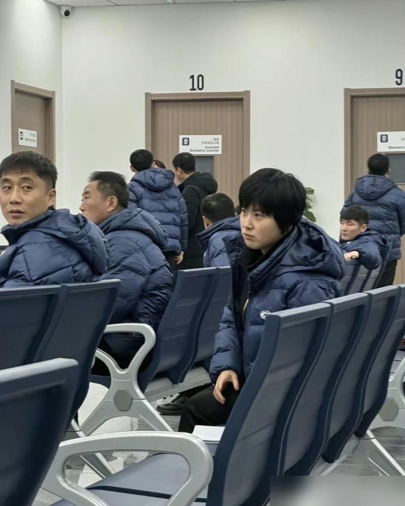 朝鲜队根本不跟你玩积分，直接派个神秘女人，从张本美和手里硬抢走一张世乒赛门票。