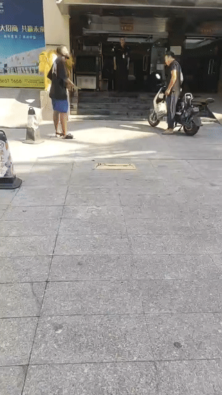 广州街头，有网友拍到一名黑人男子正在和一位大叔吵架？
那名黑人男子用不太流利的中