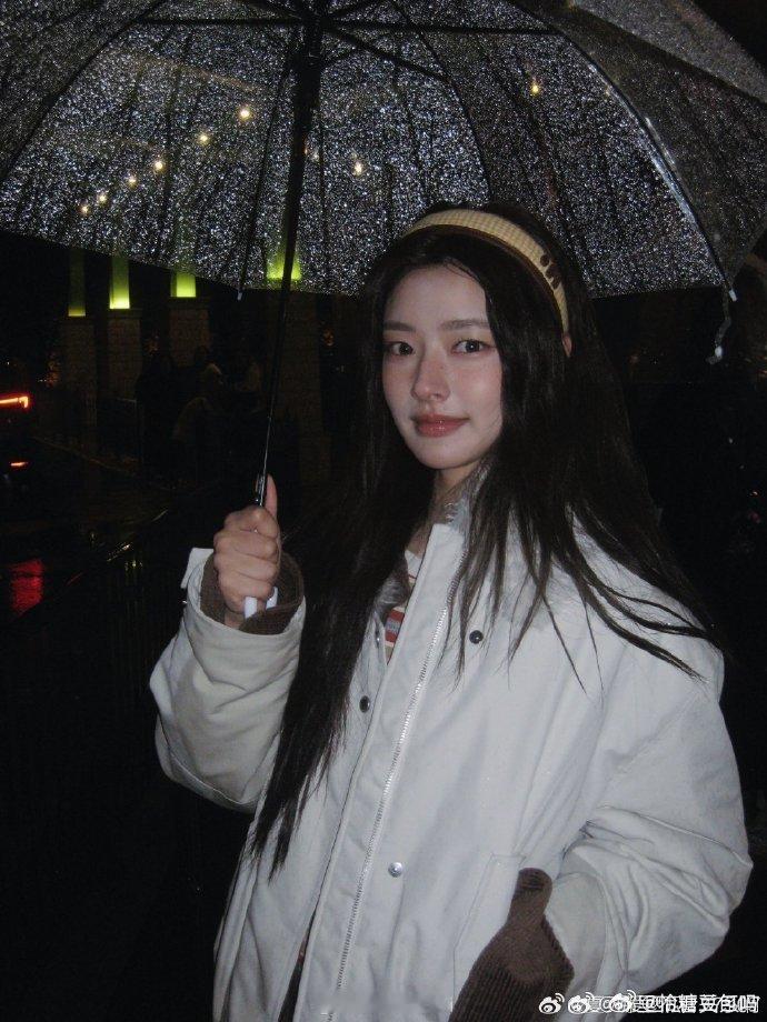 徐若晗拍的沈月 谁还没看这个小视频！徐若晗太会抓瞬间了，沈月在她镜头里美到发光。