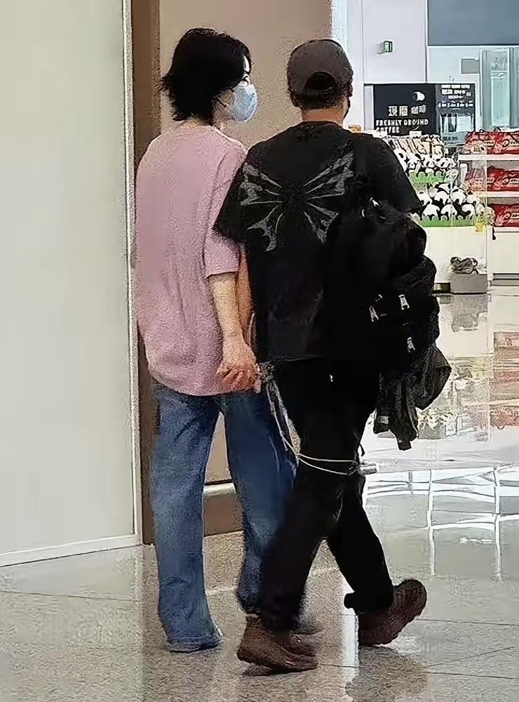 6月29日，王菲离开西安，她与谢霆锋十指紧扣走机场的画面。

谢霆锋与王菲的感情