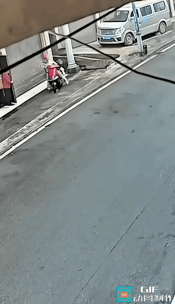 不会骑就别骑了，真的不可预测她骑走后是什么情况。
她这水平，新手都不能算，好似都