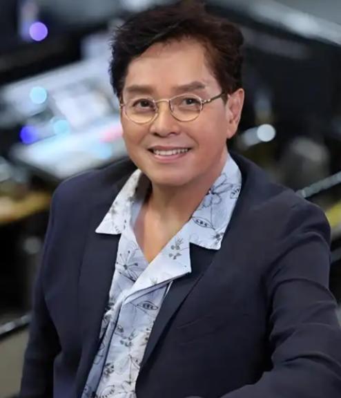 丁克的谭咏麟对妻子杨洁薇说：“我把十亿家产都给你，我要让儿子回家。” 妻子纳闷说