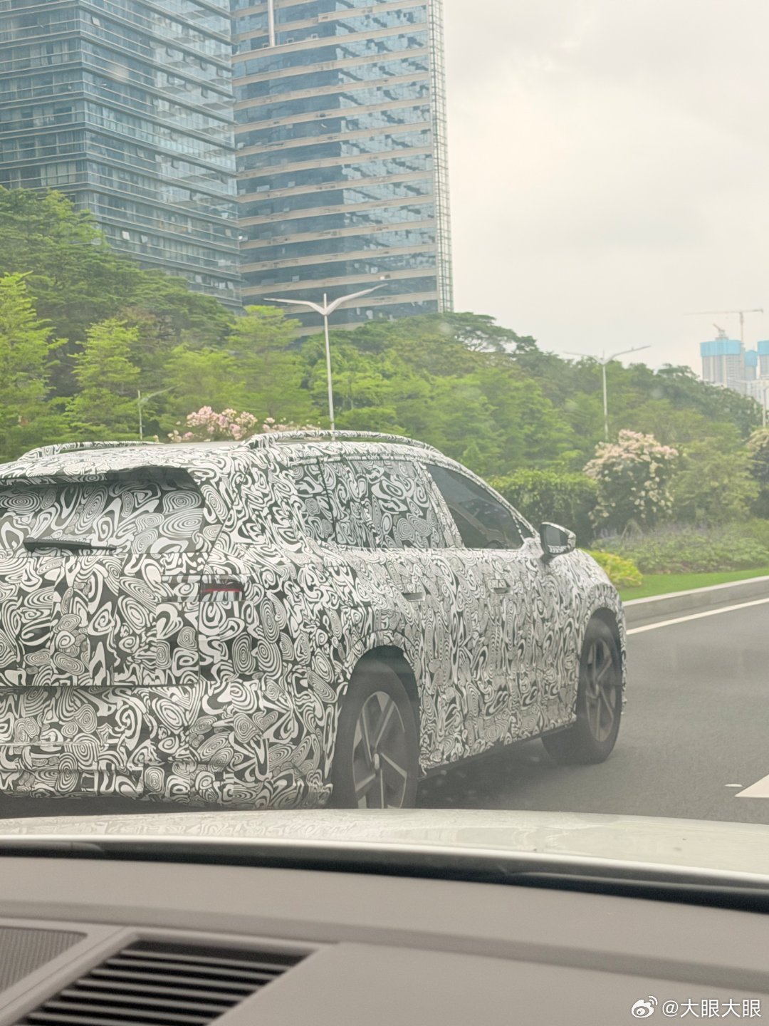 当你不知道一台伪装车是什么的时候，看看后视镜或许能知道答案~大众大众之夜ID