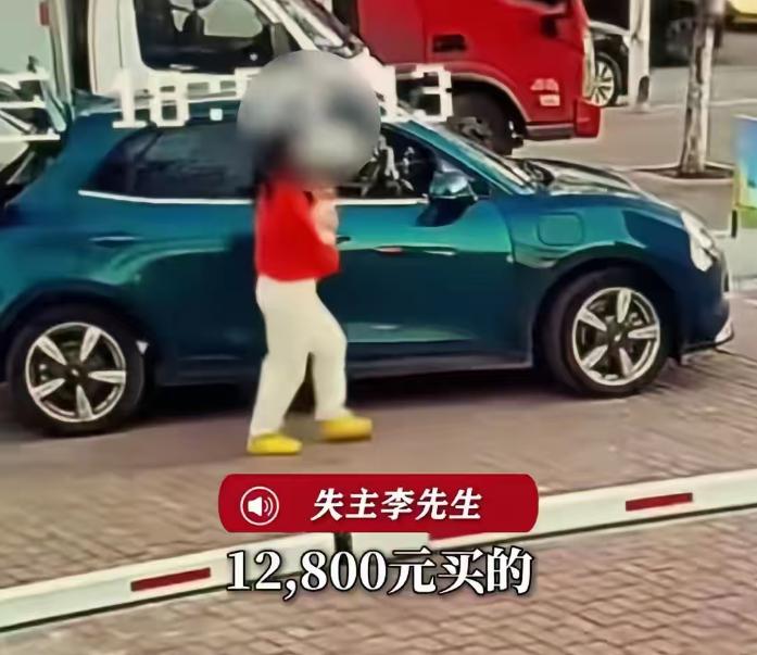 河北秦皇岛，一红衣女子在路边买了300元海鲜后佯装扫码付款，却趁摊主不注意，偷偷