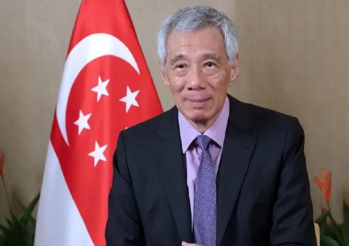 对新加坡不能心慈手软。新加坡前总理李显龙在日前的演讲中说，我们和中国人同宗同祖，