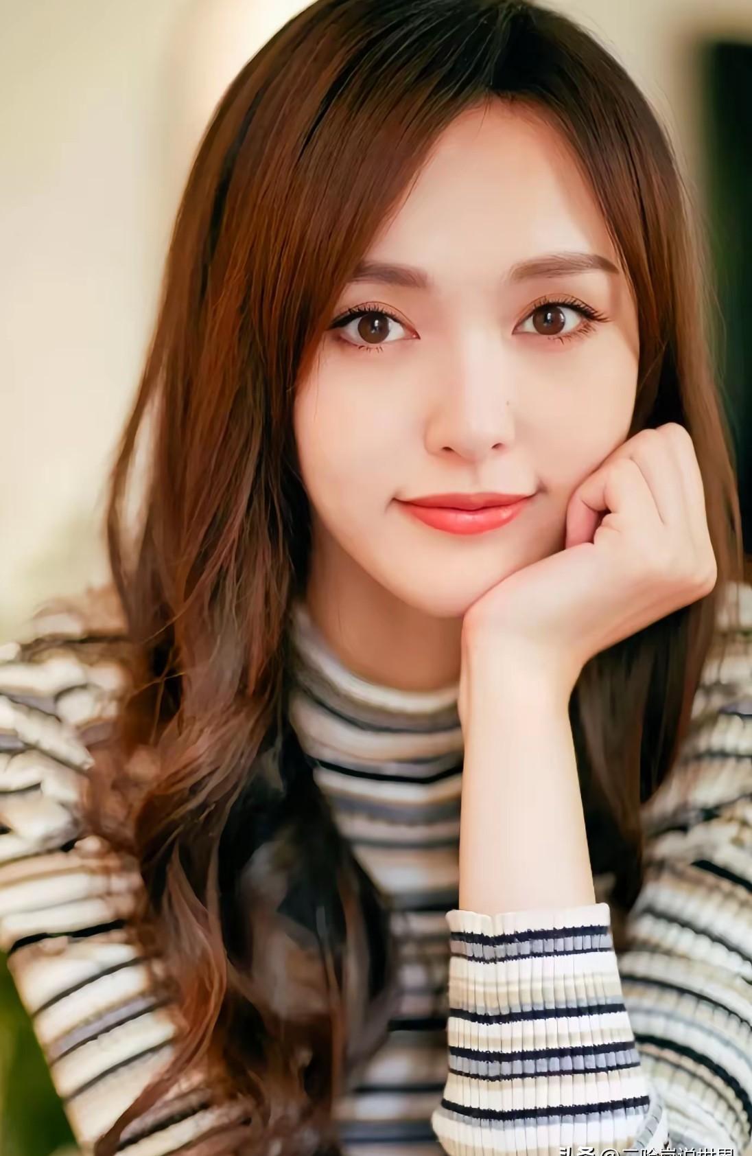 谁能想到，唐嫣在时尚圈最大的“靠山”竟然不是什么国际大牌，而是她亲爹！
这就叫真