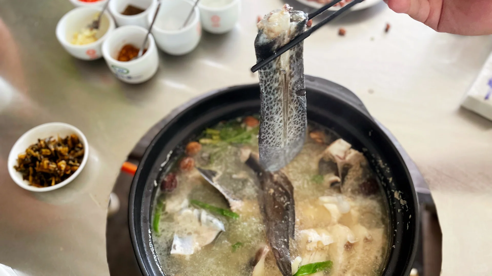 云南探店故事｜到石屏吃鸭嘴鱼