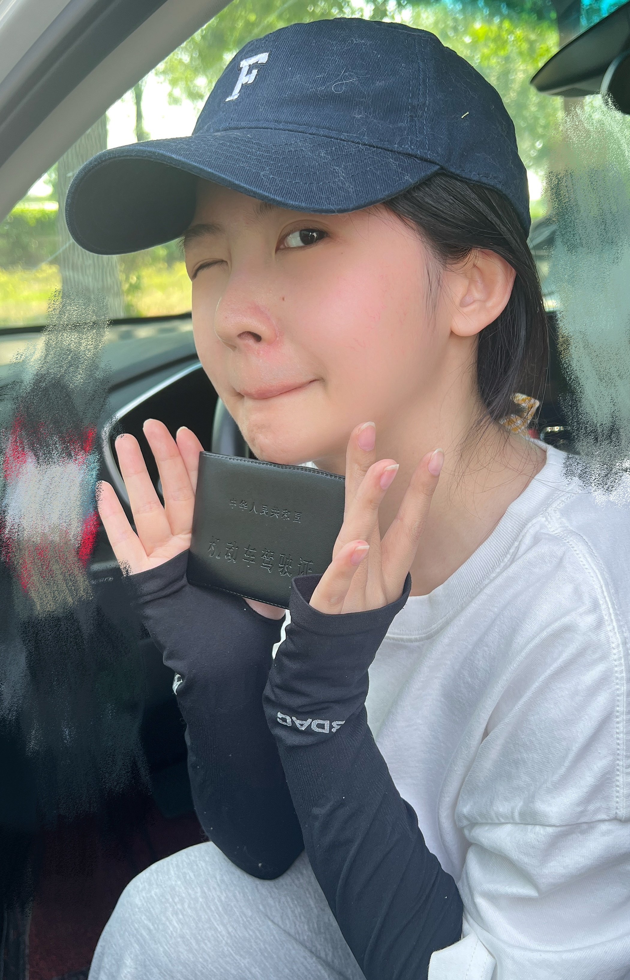 赖美云[超话] 都说我晒黑了 ，能帮我看看哪晒黑了嘛👉🏻👈🏻77叭叭儿 
