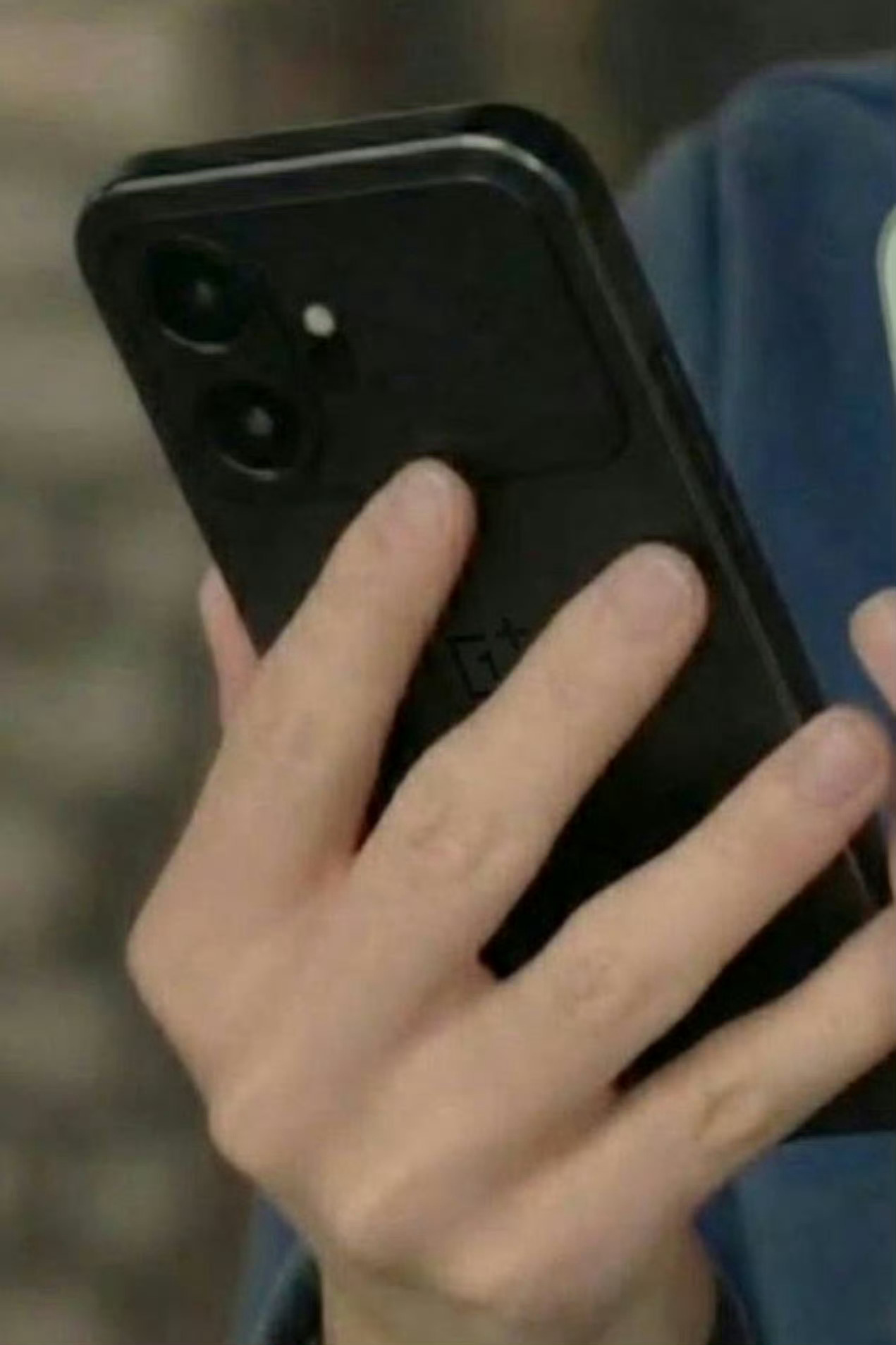 网传一加 15T 真机图，这个设计，特别是白色，很让人眼目一亮啊