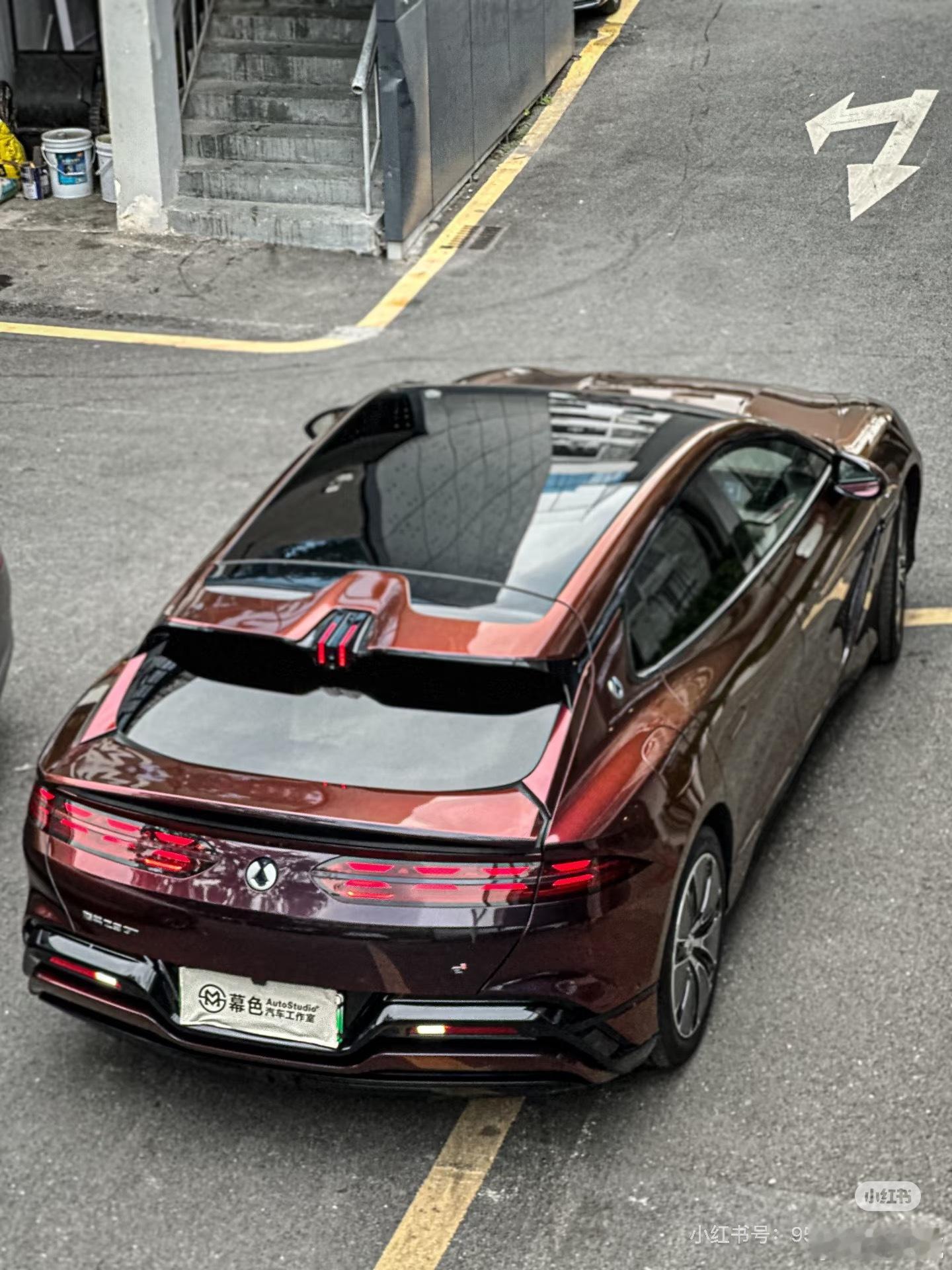 好久没关注腾势z9gt了，这个流光黑魅红真的妖艳啊，好看有品位。据说新款快来了，