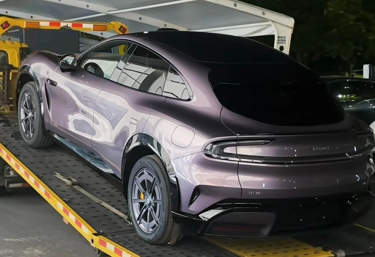 YU7标准版新增霞光紫+米型轮毂也到店了新能源汽车
