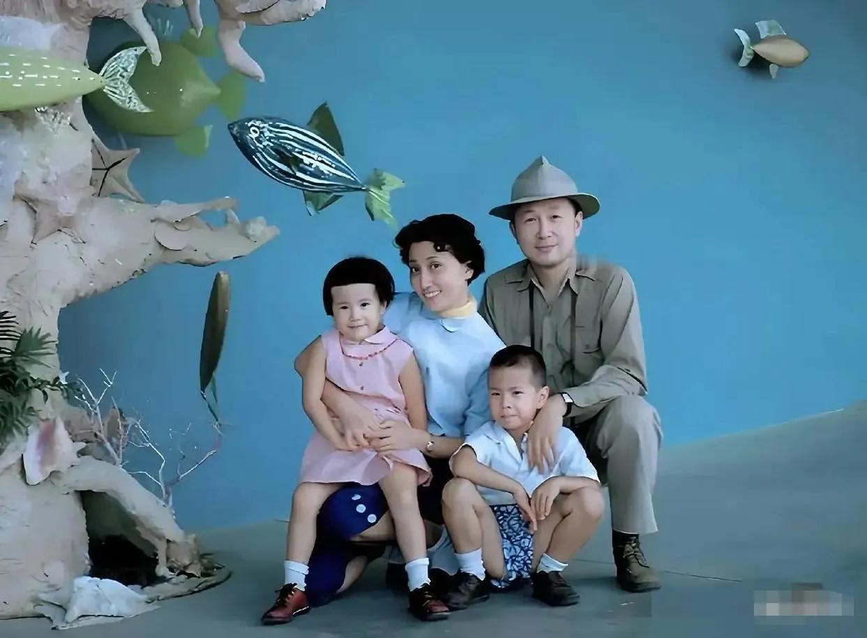 你见过钱学森这张全家福吗？
从年龄推算，两个孩子还很小，应该是在美国，没回国的时