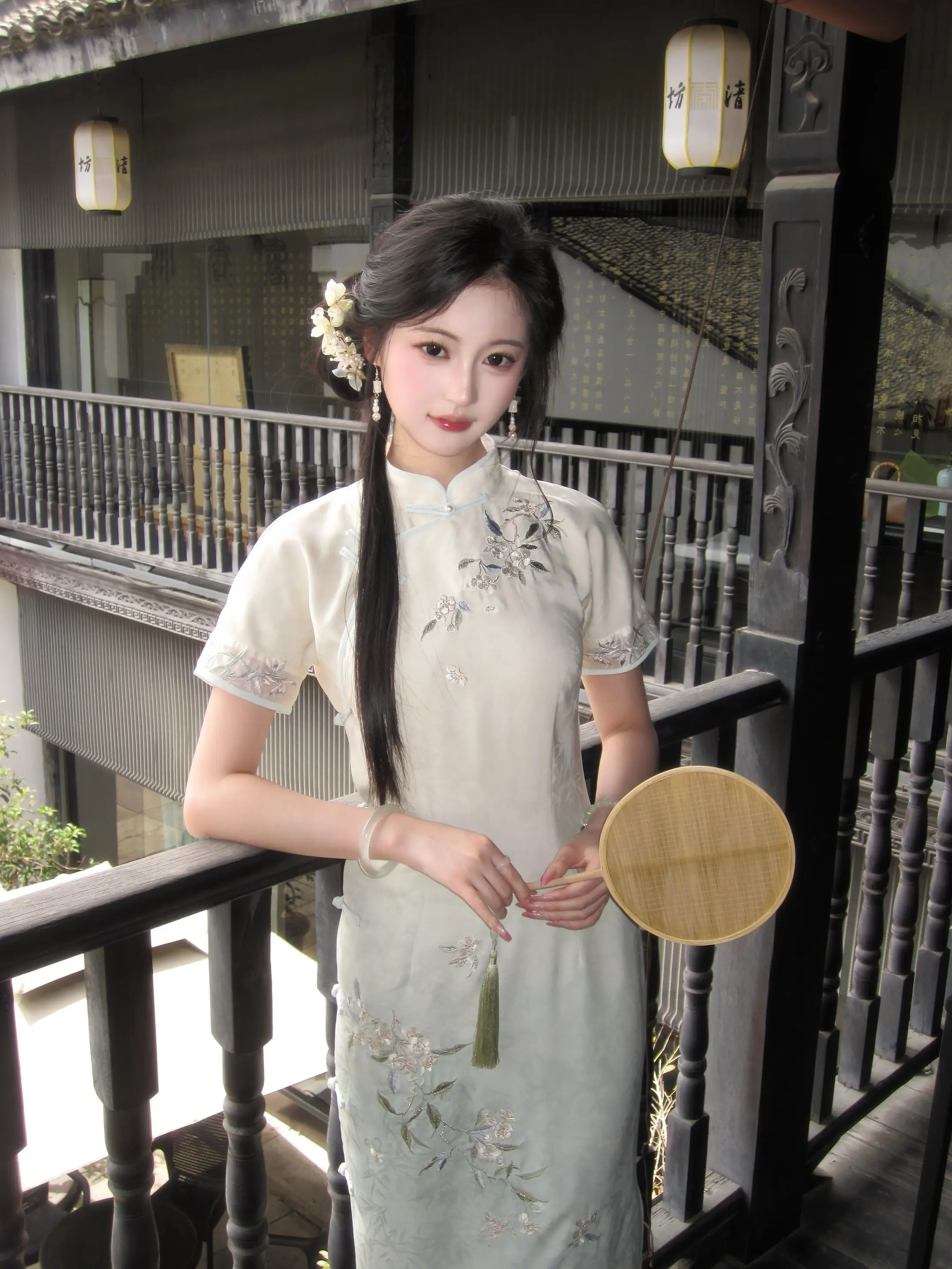 仿佛你只是轻轻看我一眼。