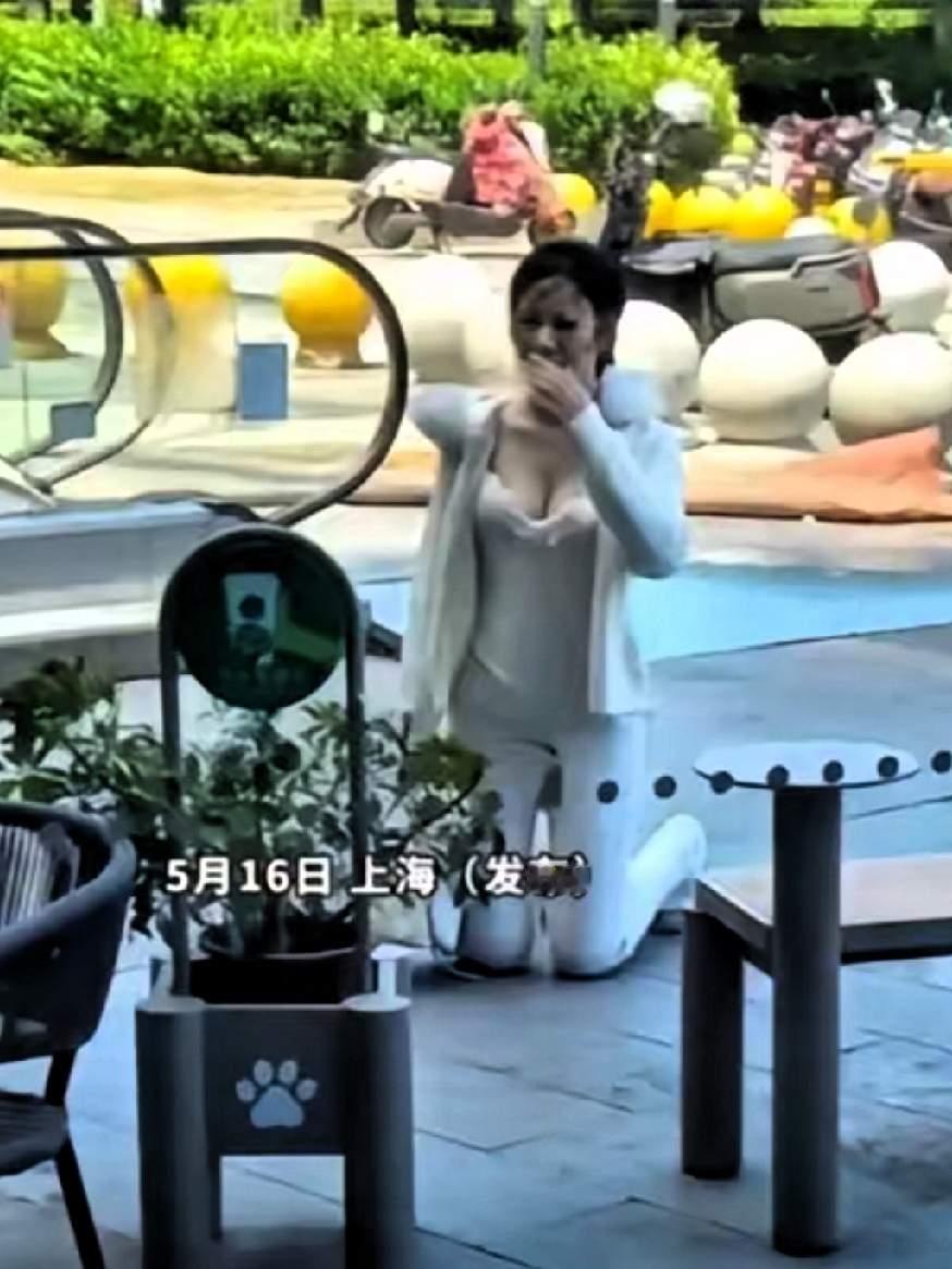 上海女子街头跪地视频反转：实为摆拍引流，同一演员多次“下跪”。此类内容精准利用冲