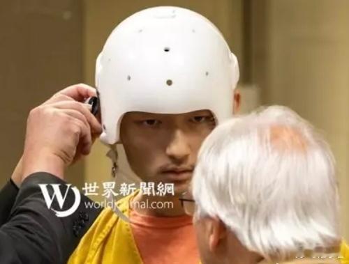终于现身，谷歌工程师陈立人杀妻，戴着头盔出庭（防止自残）。谷歌工程师杀妻案嫌犯陈