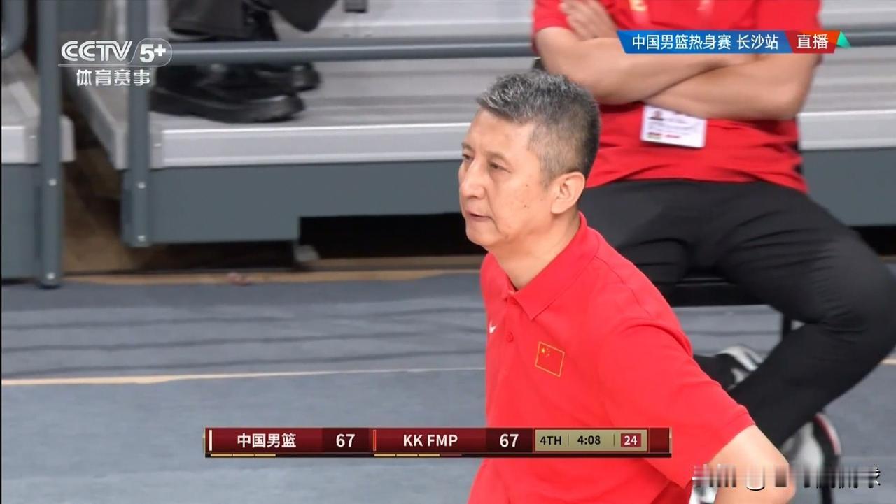 中国男篮主帅郭士强真是愁眉不展！在今天进行的中国男篮和塞尔维亚KK FMP的热身