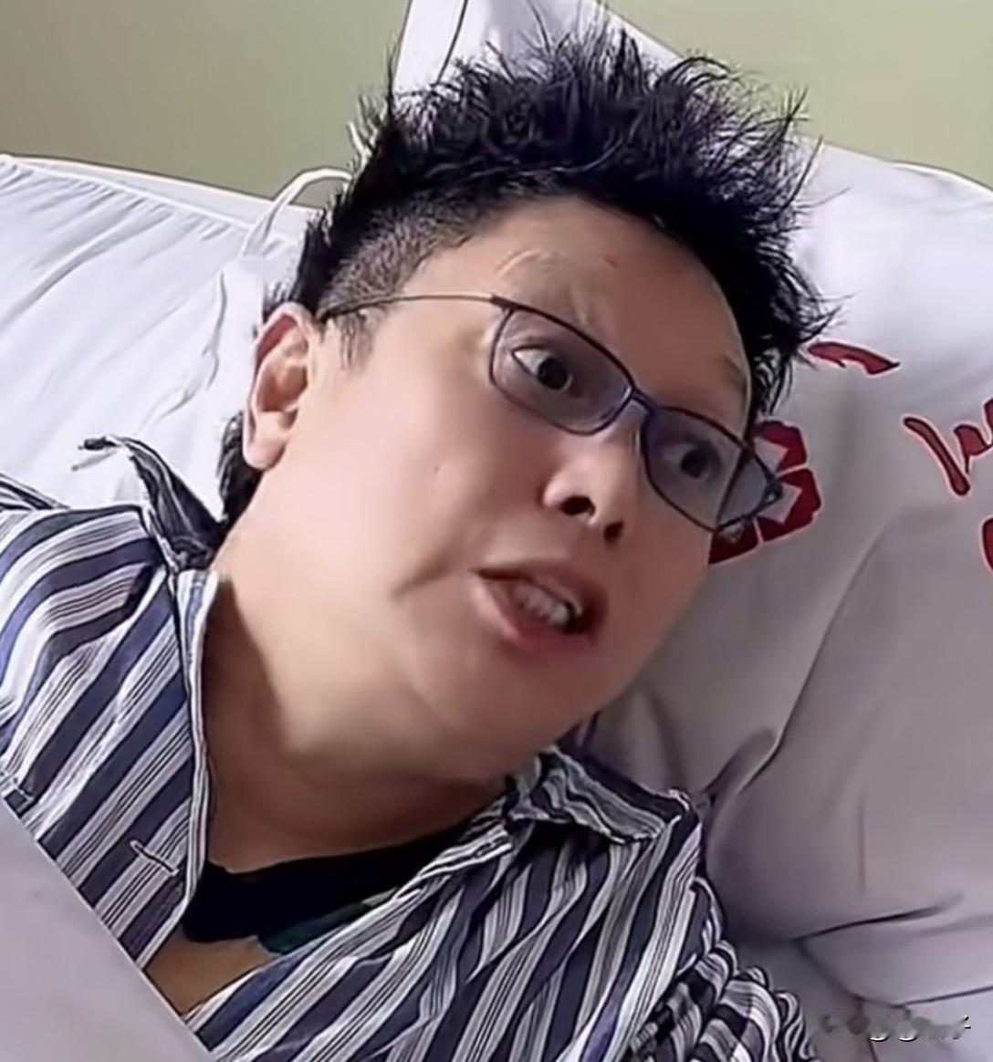 这老王为念躺病床上也不甘寂寞，带着美颜还拍段子，也许直到挂墙上才能消停。
