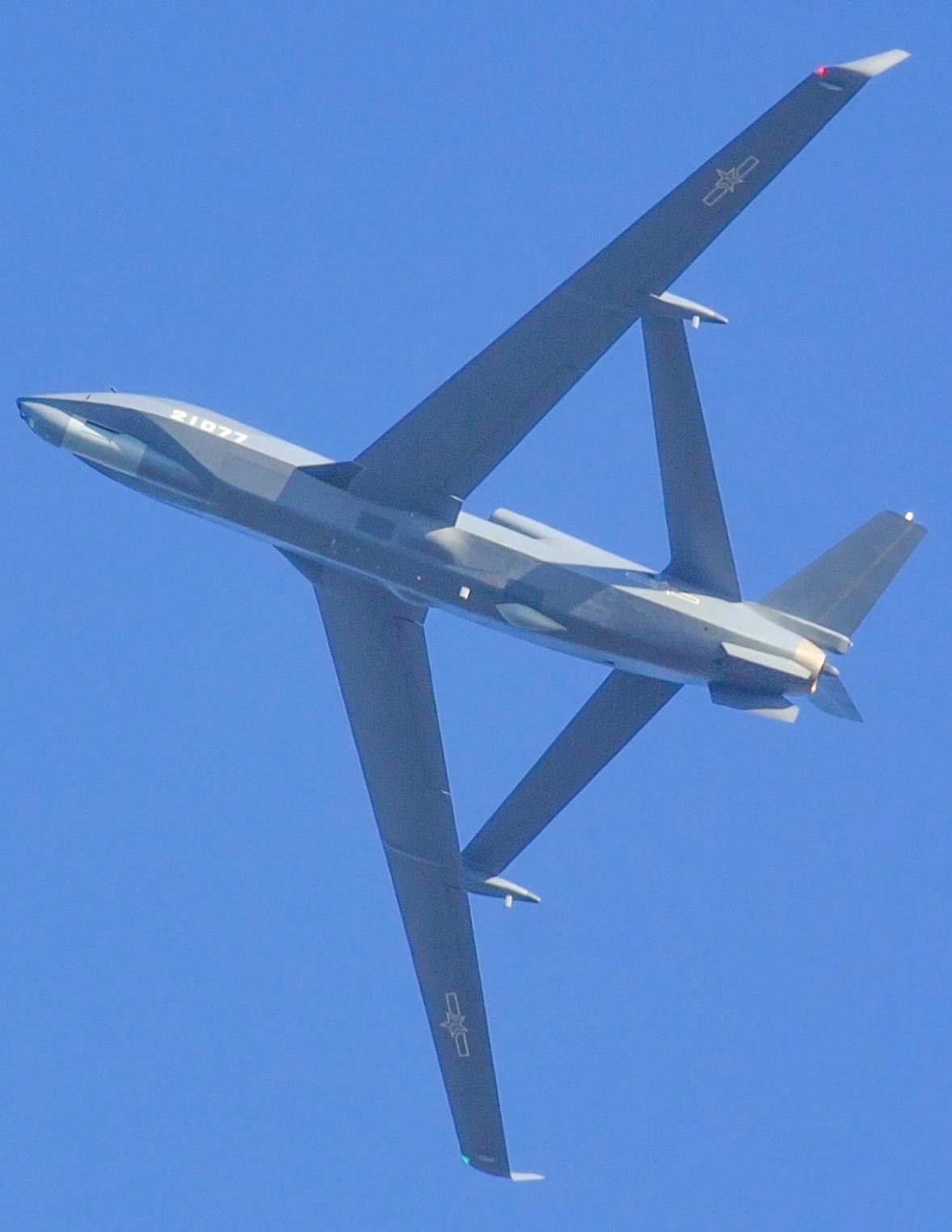 漂亮霸气的无侦-7战略无人机，机腹视角的超清仰拍。

这张超清仰拍图是空自“御用