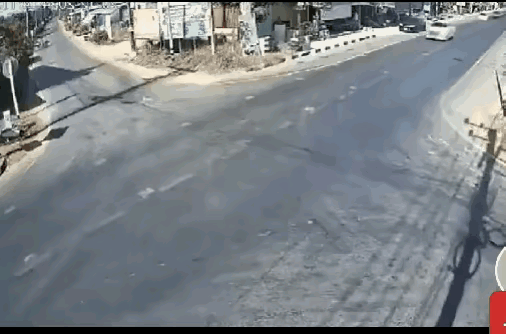 惨呀，黄车出主路时没减速生生地被主路上的两辆相向而行的车辆搓了。
从车辆损坏程度