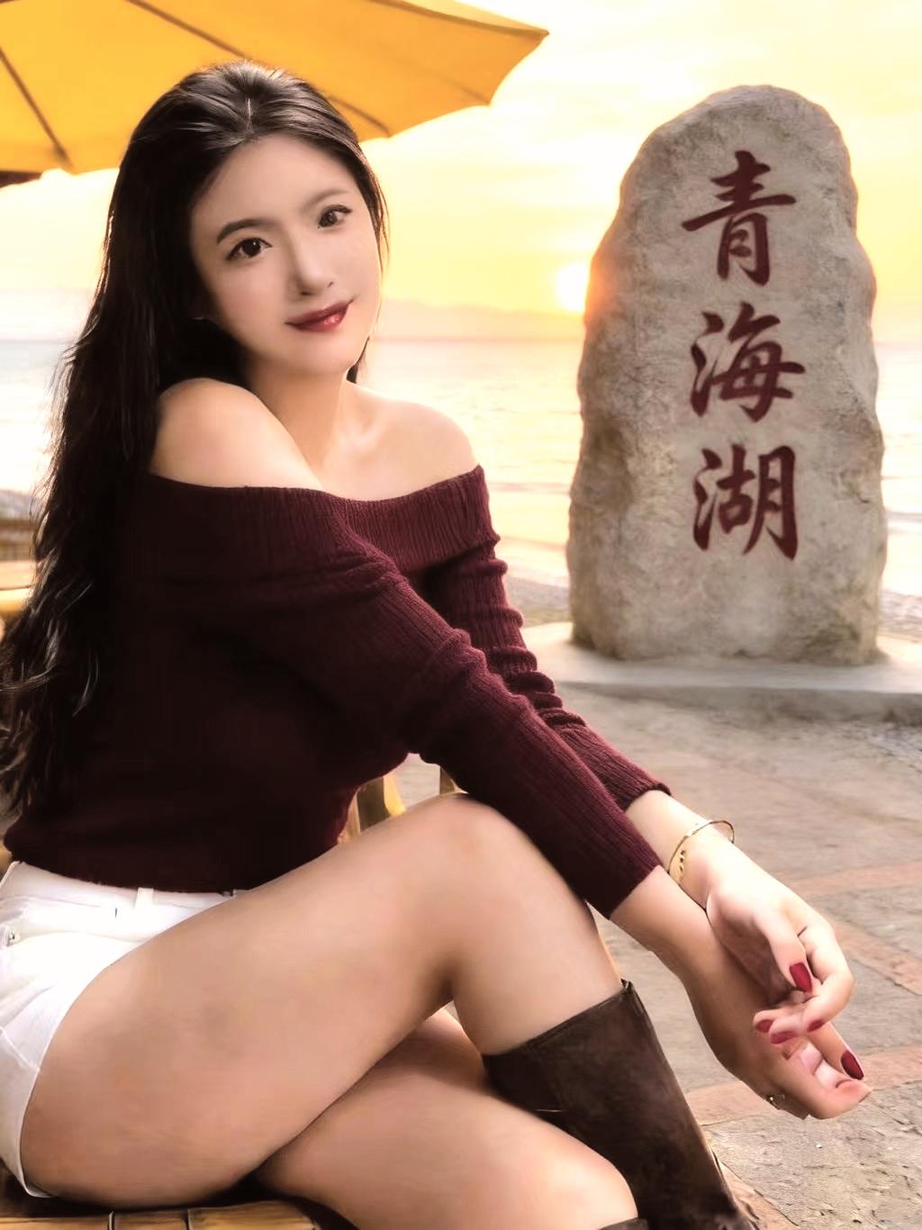 绝句 湖边落日佳人
风里都是湖的味道，眼前是落日与波光，
 青海湖落日，与红色记