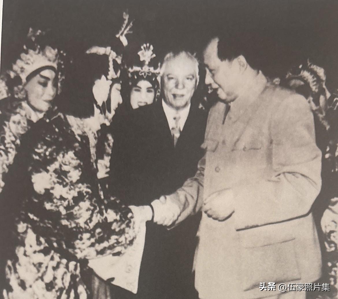 1957年4月18日夜晚，苏联最高苏维埃主席团主席伏罗希洛夫在毛泽东主席等陪同下