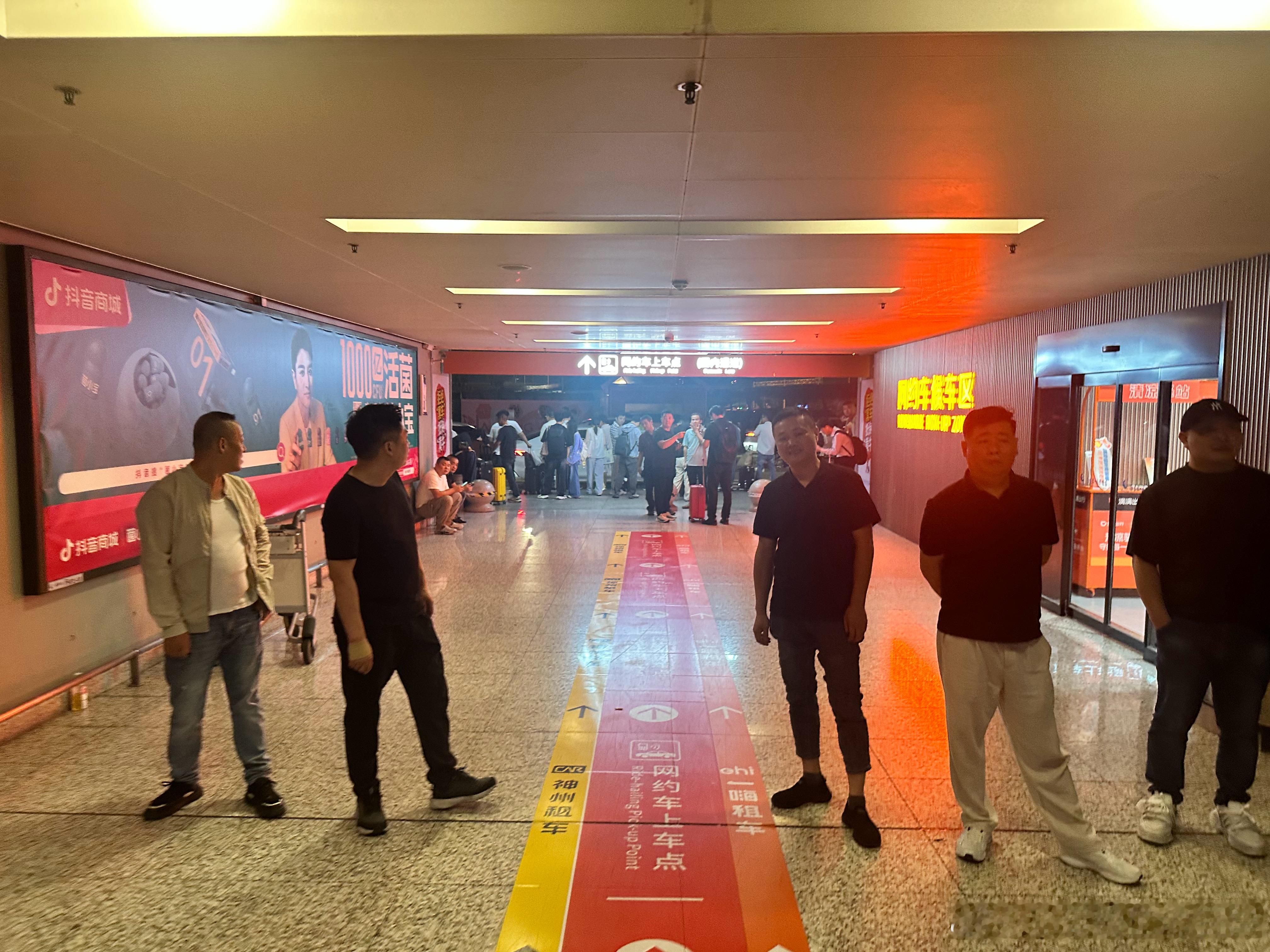 又来到了南京禄口机场，又是经典开局，一帮大汉在出口一字排开，颇有气势：打车吗帅哥