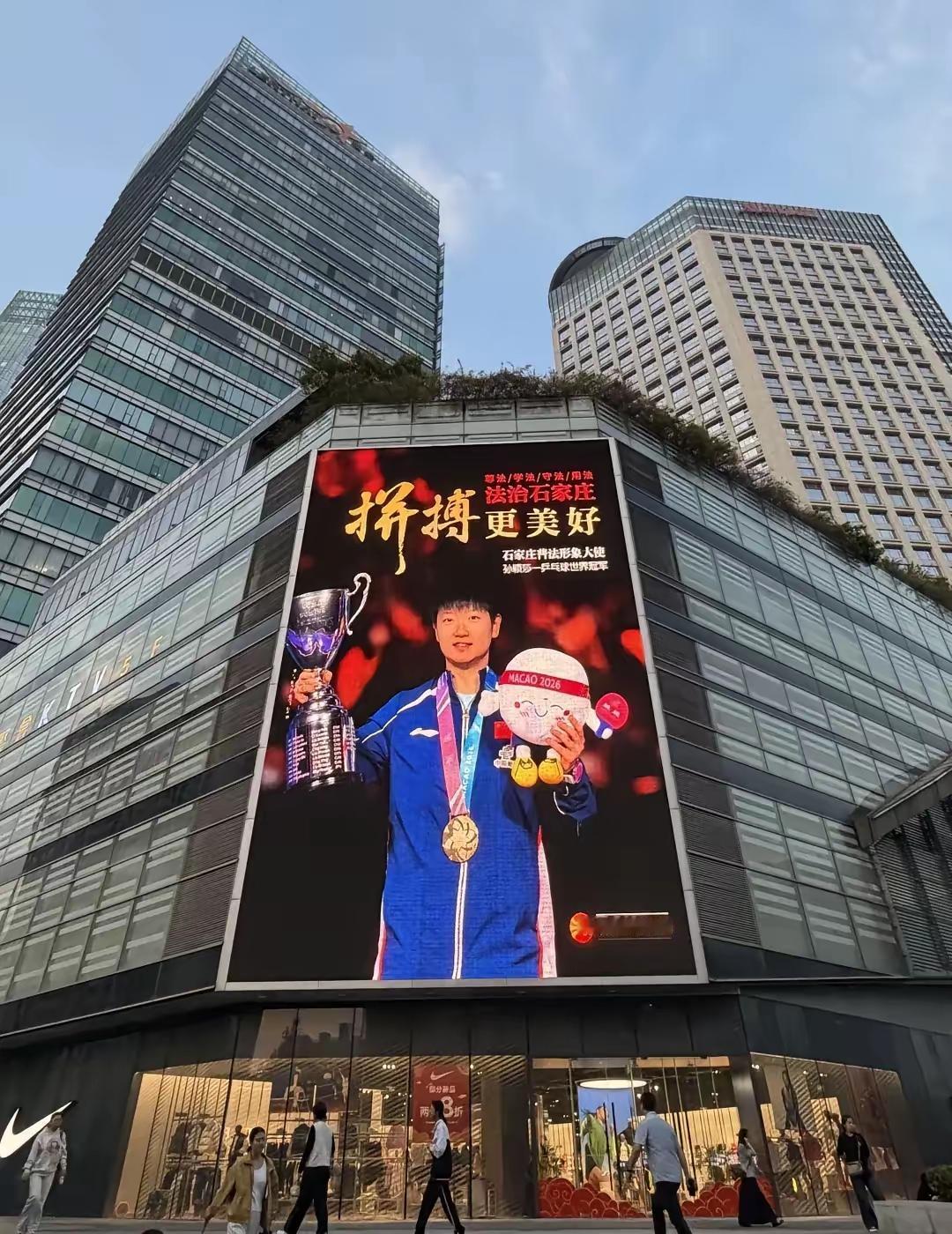 很多人习惯在网络上面打字表达喜爱，争来争去逞一时口舌之快，真正的喜欢未必需要在网
