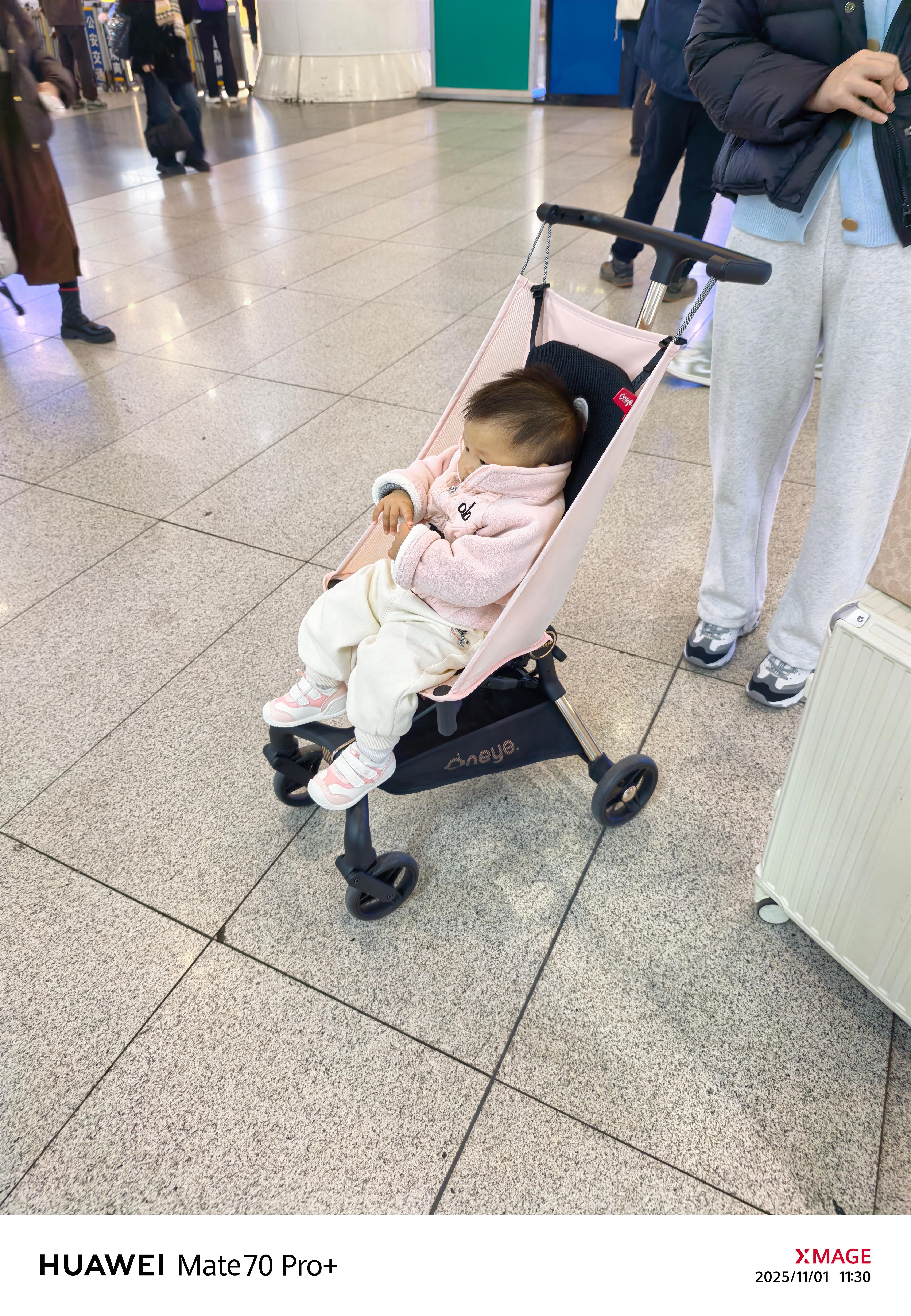 到酒店啦，我和媳妇正忙着研究吃啥，小宝倒好，直接睡着了[允悲]。刚才从南站坐地铁