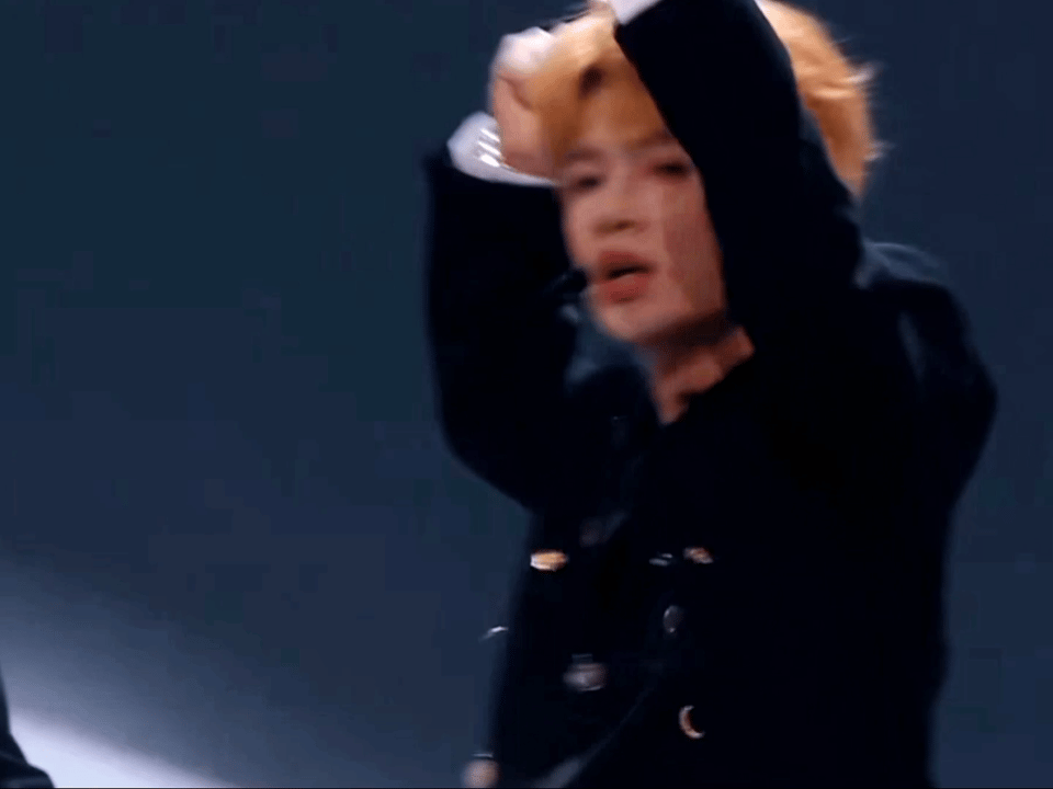 金发黄明昊在你心上开枪🔫 💥 ​以及很喜欢的一个🤫 ​​​