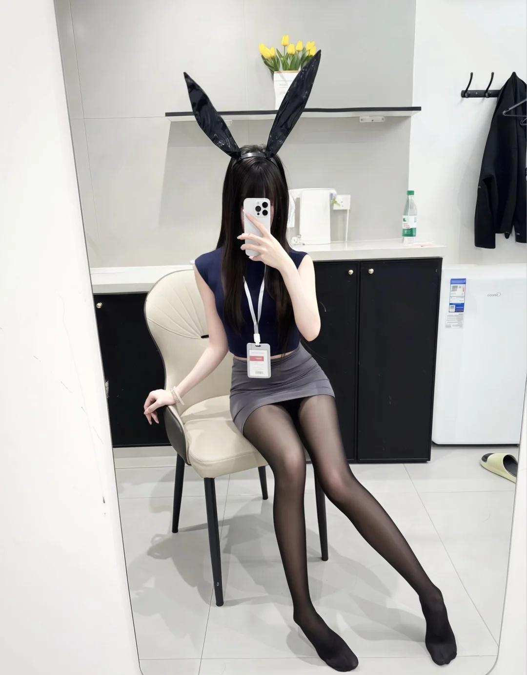 无不良和低俗暗示正常穿搭