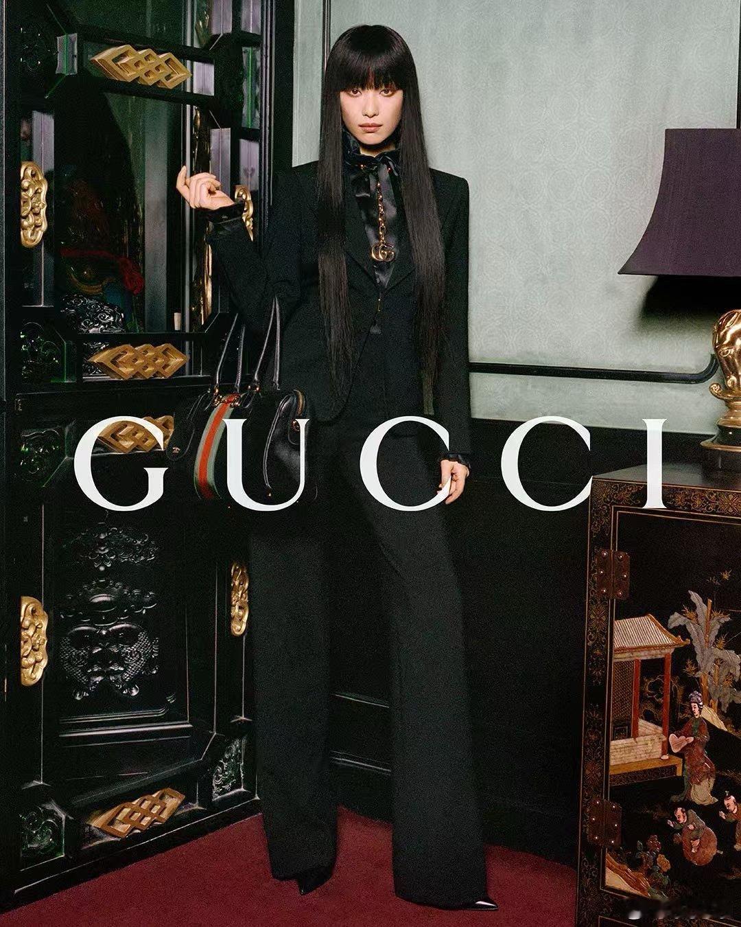 倪妮gucci品牌代言人 宽肩黑西装撑得起气场，垂坠阔腿裤藏得住贵气，黑长直刘海