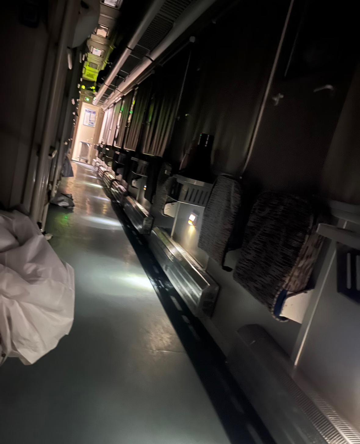 那次我跟我对象坐火车出去玩，我分到了上铺她是下铺，我就让她睡了下铺，凌晨三点的时
