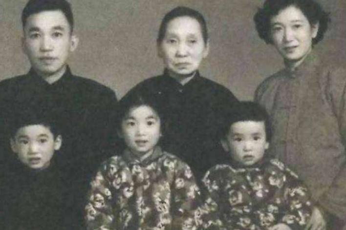 1899年，梁启超把全家人接到了日本。他一见到妻子的“陪嫁丫鬟”王桂荃，眼睛顿时