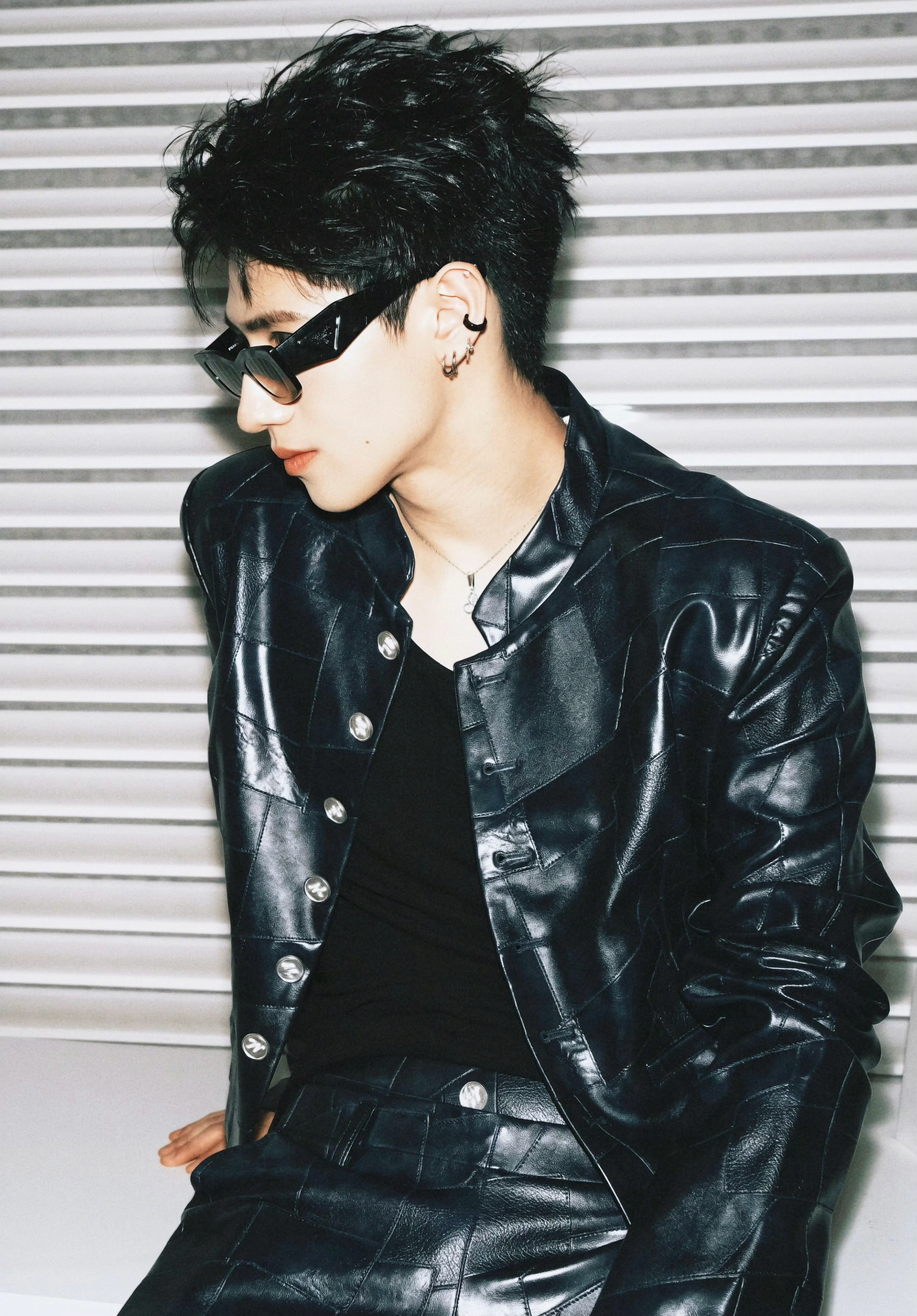 朱志鑫  📸🕶️ 黑色皮衣套装，短发 墨镜 耳钉… 细节拉满，酷飒时髦的少年