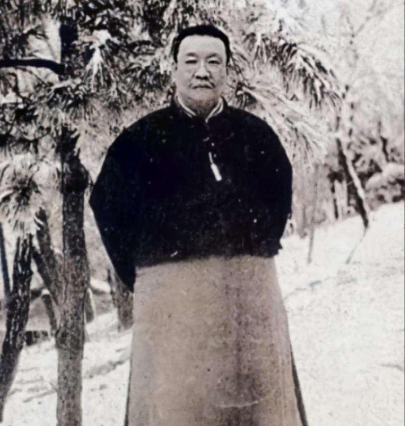 1879年，浙江巡抚谭钟麟午睡之后，路过通房丫头卧室时与之发生关系。而就是这一次