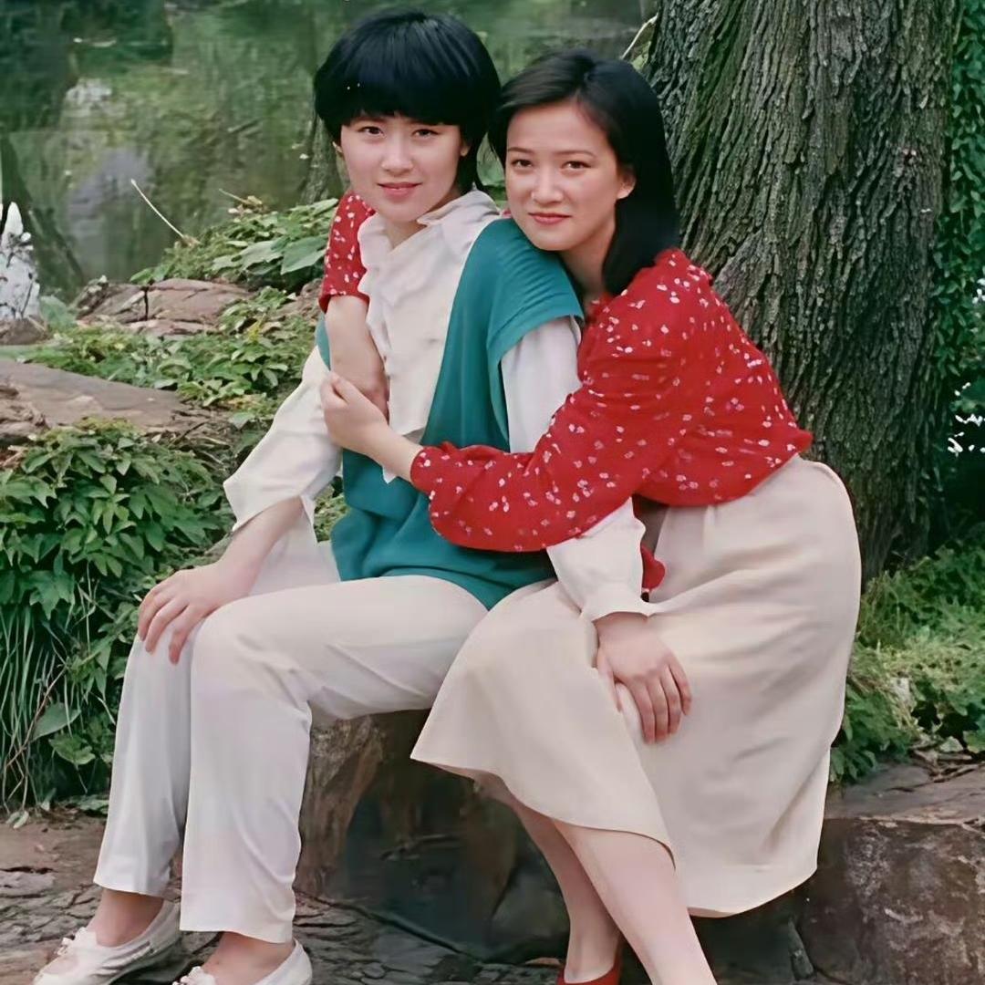 80年代，夏菁与何晴，一张罕见的合影，拍摄于八十年代中后期，取景江南古典园林，是
