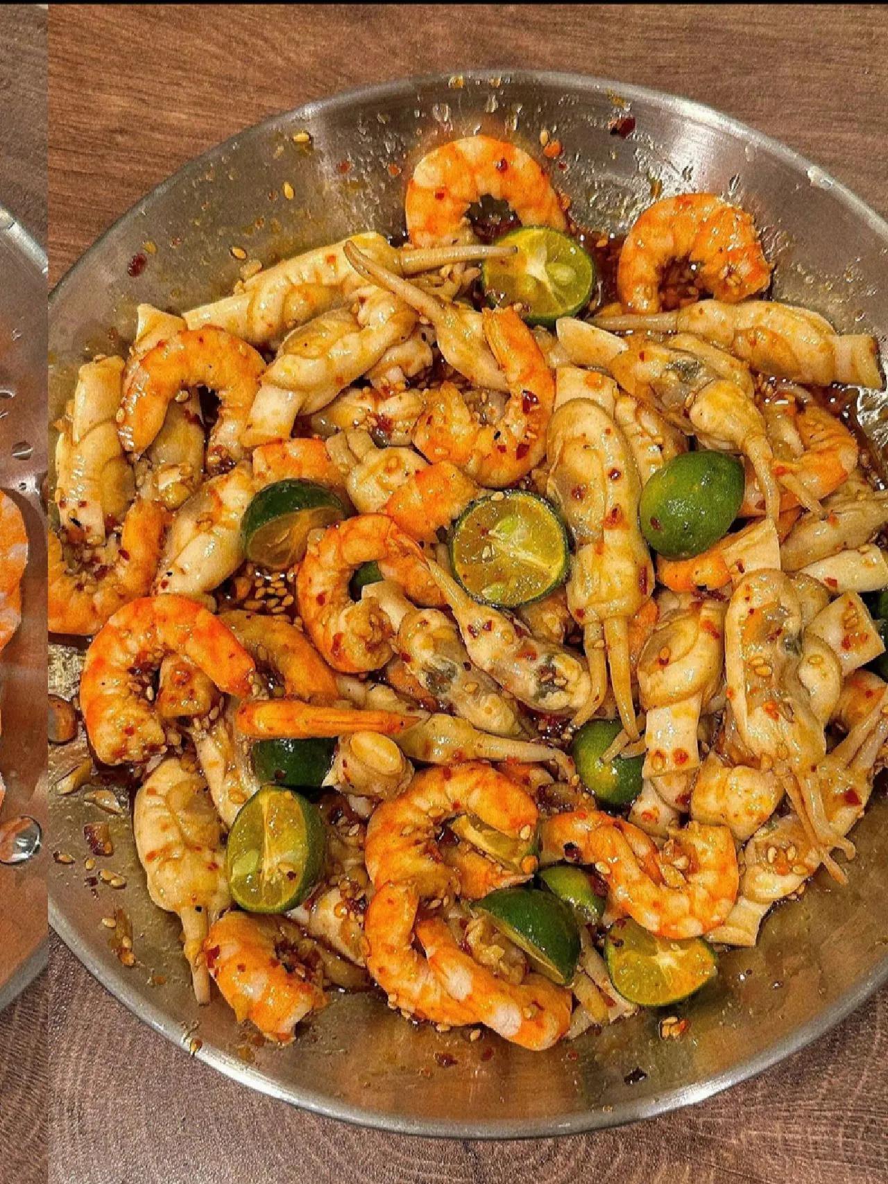 这个夏天，您一定要试试这道捞汁小海鲜！好吃到停不下来~
料汁：碗中加入蒜米、芝麻