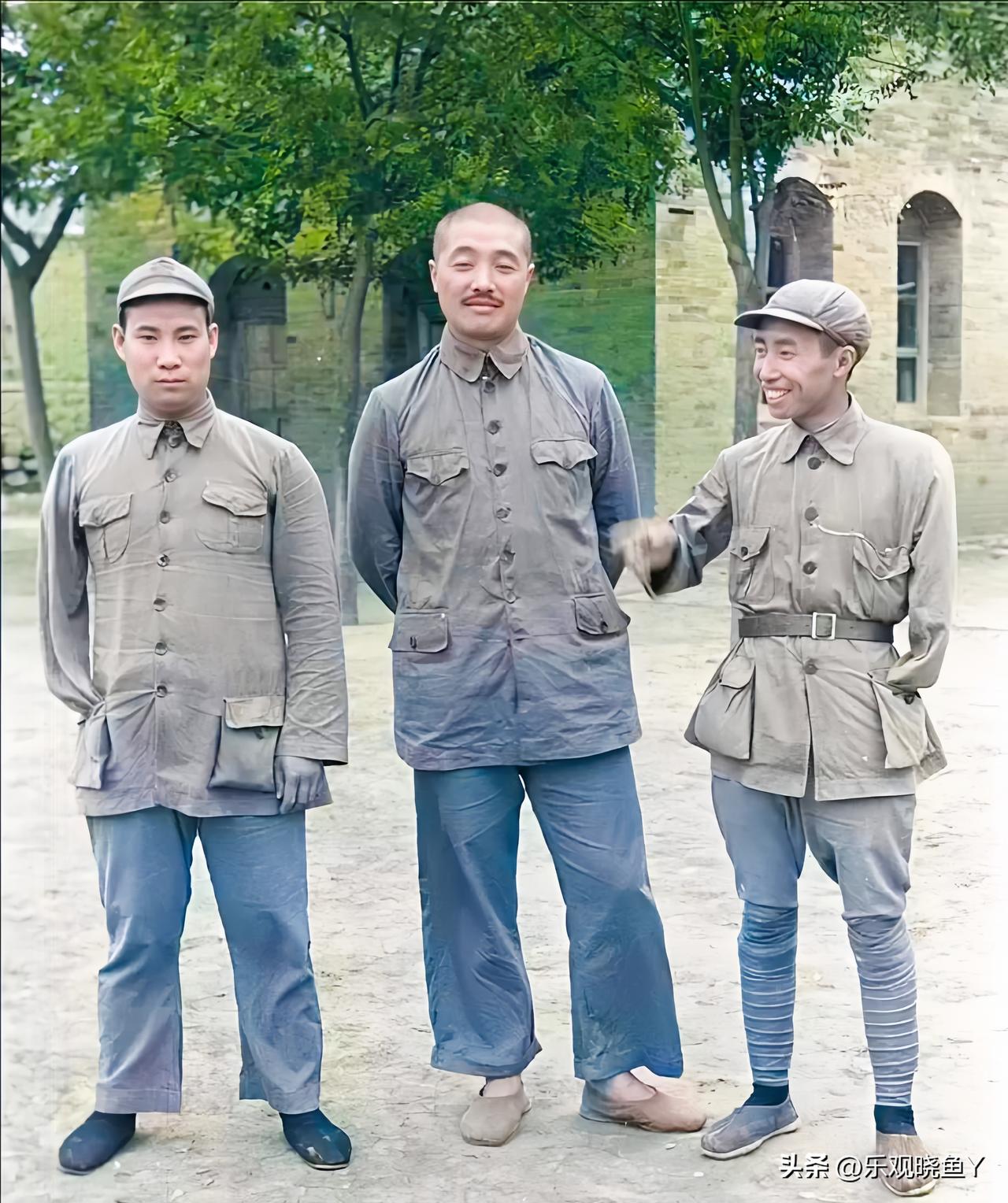 一九三七年，陕西富平县，贺龙元帅和贺炳炎、彭绍辉两位独臂将军的珍贵合影！真是惊艳