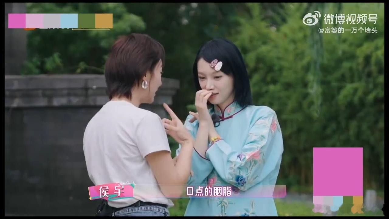 黄灿灿学京剧带偏侯宇我家那闺女侯宇老师叮嘱笑不露齿，黄灿灿努力憋笑失败，嘴角反复